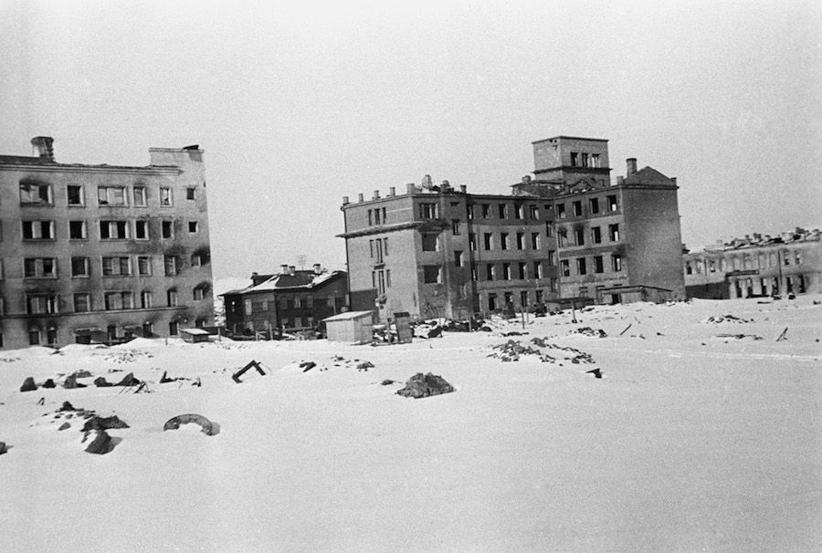Улица города после бомбёжки, Мурманск.