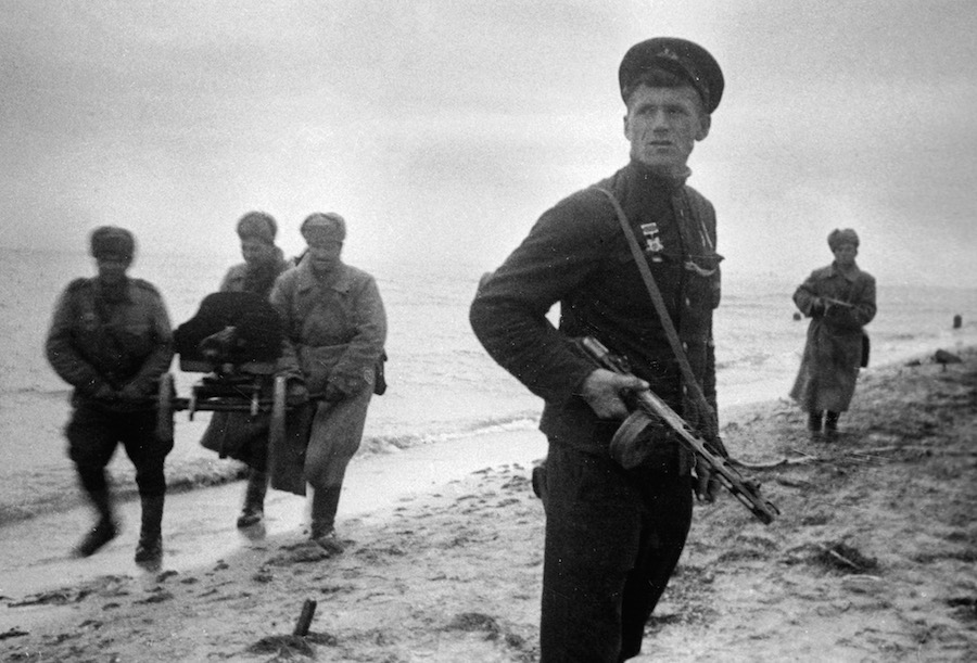 Высадка частей морской пехоты в районе Керчи