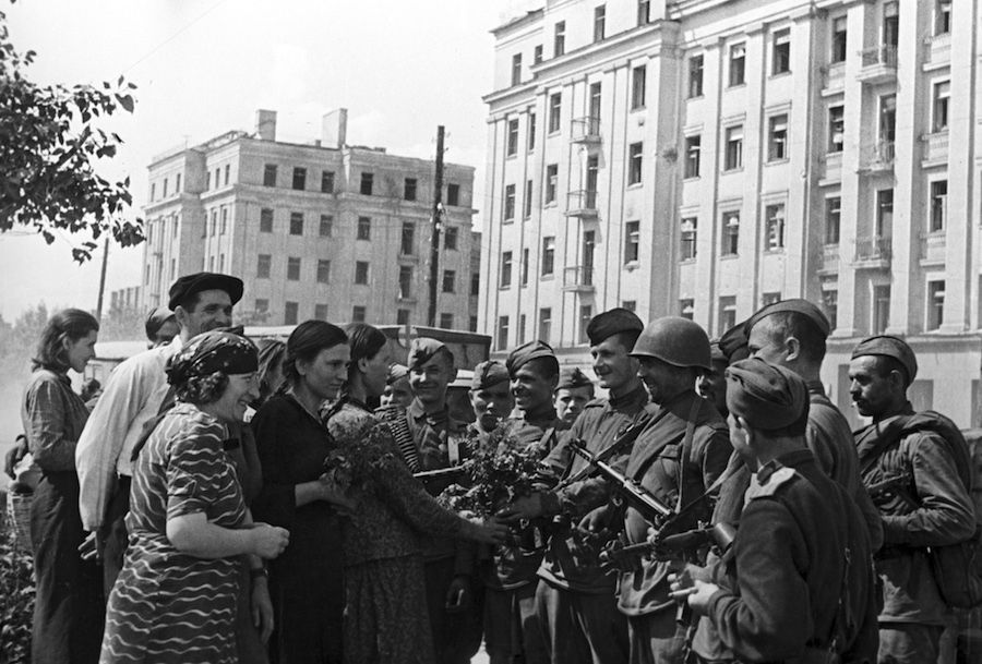 Жители Минска встречают воинов 2‑го Белорусского фронта. 1944 год.