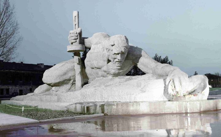 Скульптура «Жажда» в мемориальном комплексе «Брестская крепость-герой»