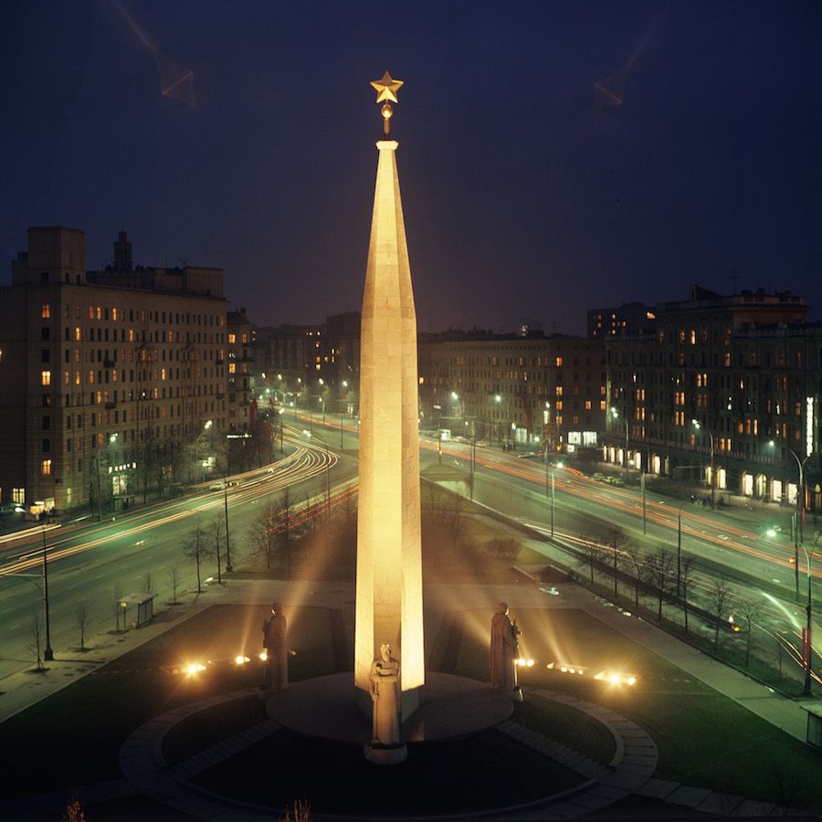 9 мая 1977 года в столице был открыт обелиск, сооружённый в ознаменование присвоения Москве почётного звания города-героя.