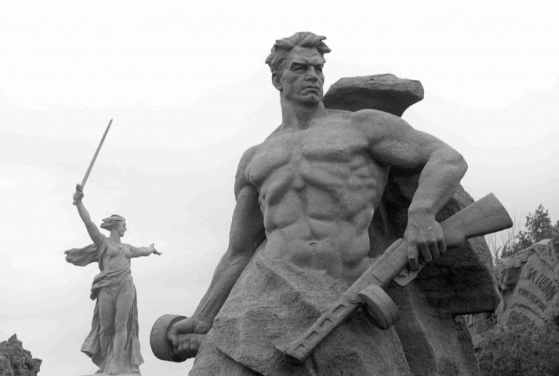 Скульптуры «Стоять насмерть» и «Родина-мать зовёт!»