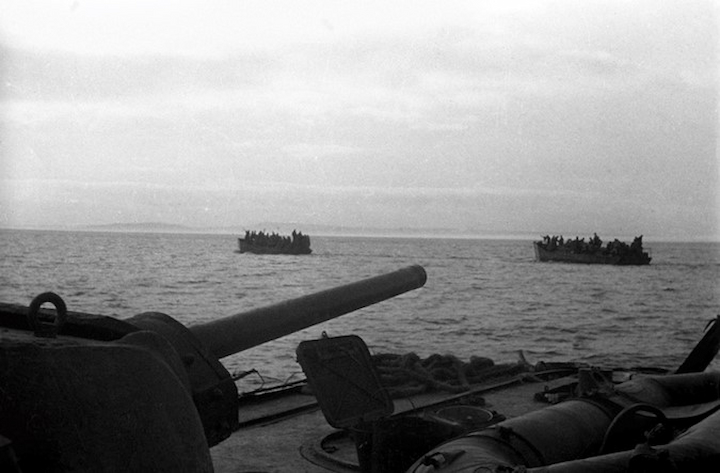 Бронекатера с десантом в Керченском проливе. 1944 год