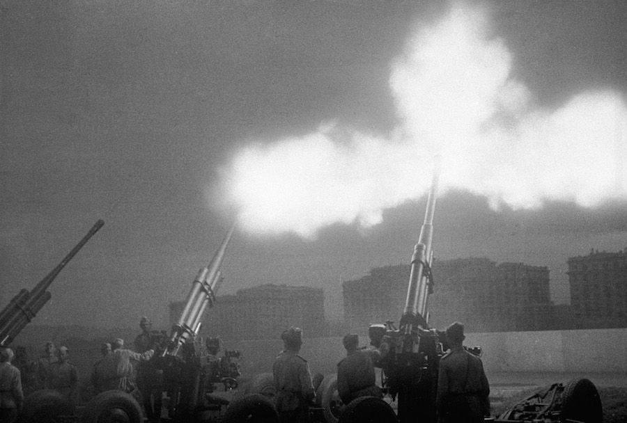 Артиллерийские расчёты салютуют воинам Советской Армии, освободившим город Киев